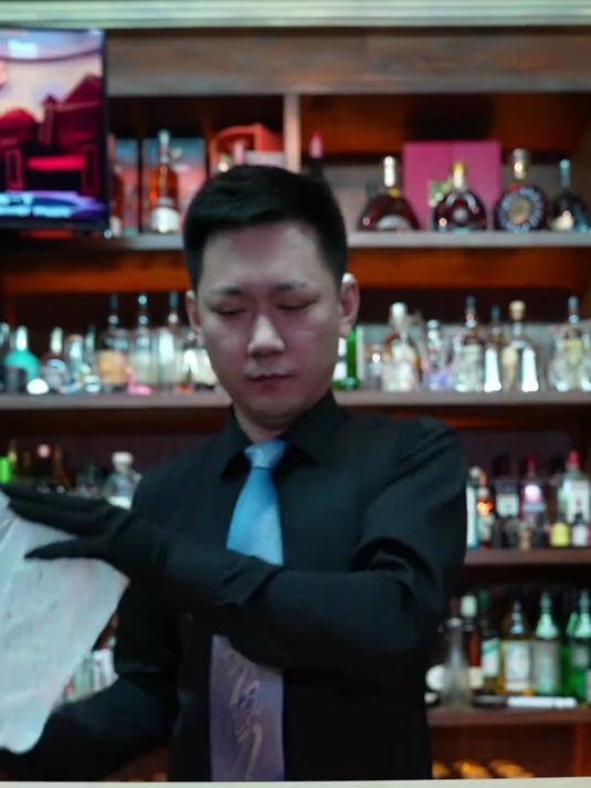 午后之死:哈尔滨调酒师手工制作世界上难得一见的冰块