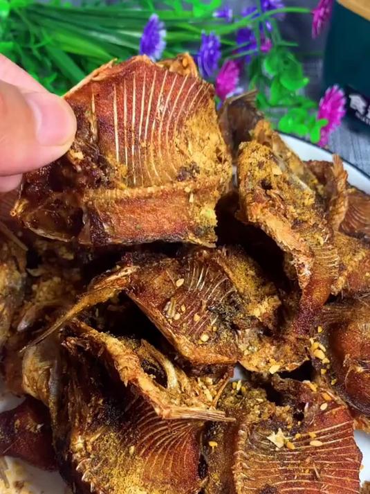 下酒菜酥炸小鲫鱼,骨头都吃了,谢谢家人们的支持和鼓励