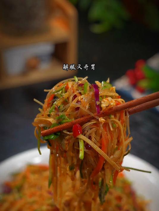 这是年夜饭餐桌上特别受欢迎的一道凉拌菜