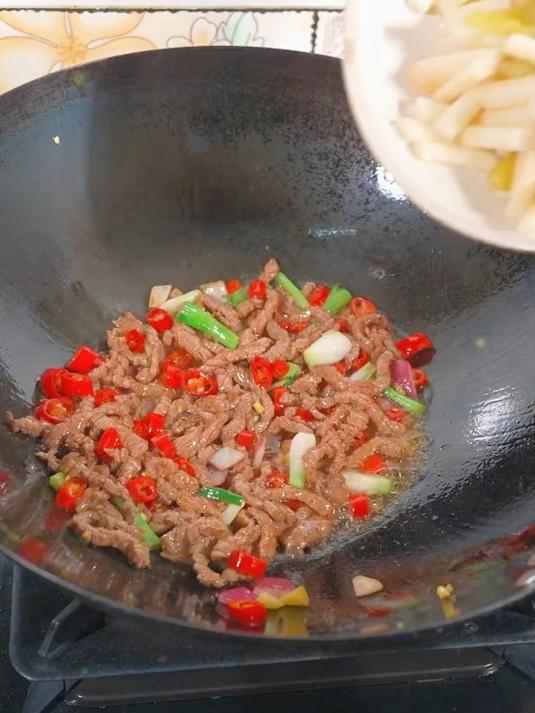 酸酸辣辣又脆又嫩泡藕带炒牛肉开味又下饭