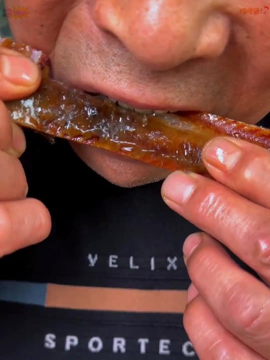 每块腊排骨都是带脆骨的切开就可以看到满满的脆骨