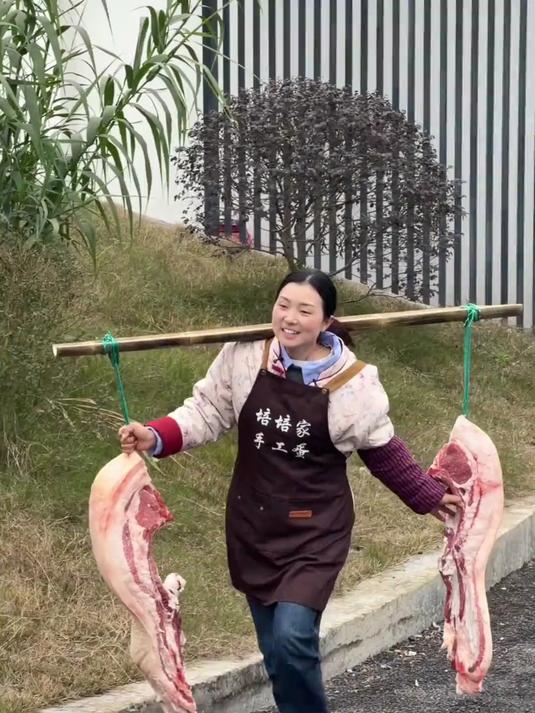 培培带两块800斤的大猪五花肉回家做脆哨,颜色金黄金黄特别酥脆