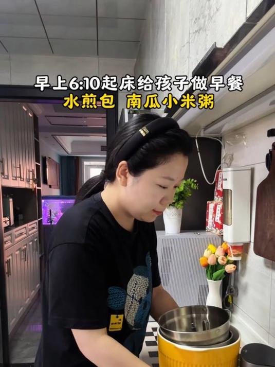 今天早餐给孩子安排金黄酥脆带冰花的水煎包