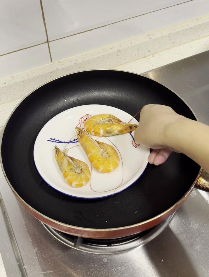 白灼虾热水下锅煮几分钟