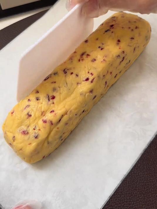 酸甜可口的蔓越莓饼干，在家简单就能做出来，小白也能一次成功