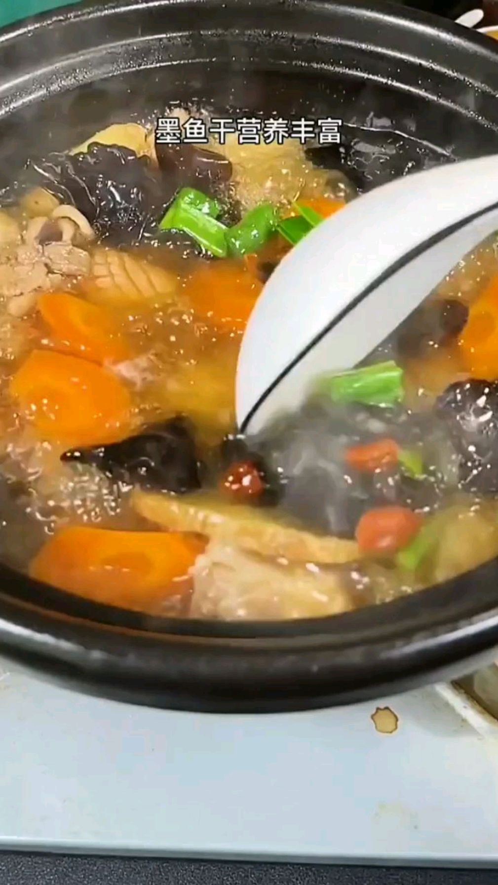 墨鱼排骨汤,营养价值高,冬天可以多煲汤暖胃