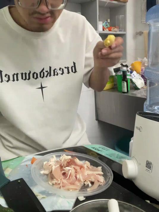 这鸡胸肉做的 那叫一个地道 男生宿舍 宿舍美食 我的室友