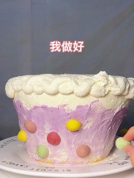 边喝奶茶边吃蛋糕 也太爽啦吧