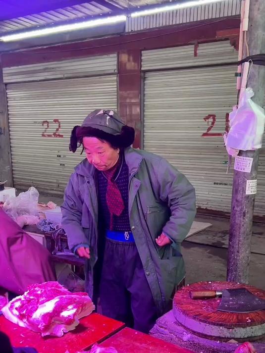 市场里最靓的仔帮老板娘干起了卖猪肉的活，按理说得送我一块回去，可是白干一场空#搞笑#