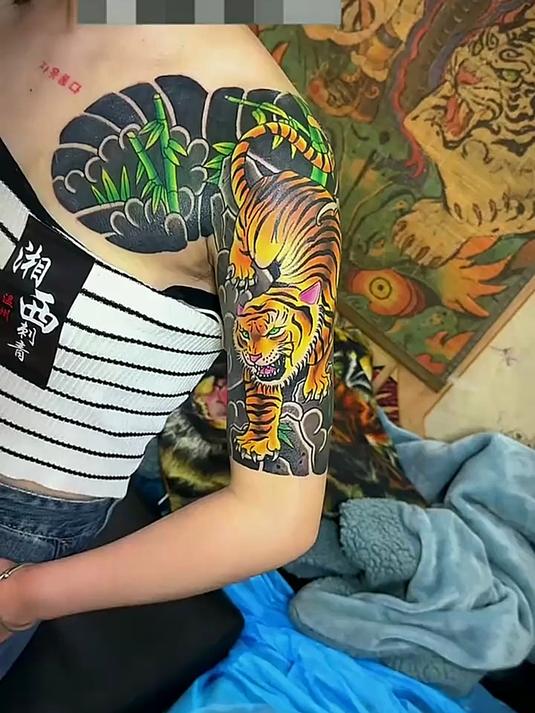 美女半甲纹身,以为很社会,实际上就是跟风