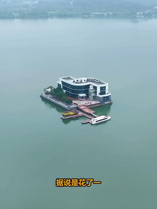 ##这夏就出发##探秘湖南最牛水上豪宅：造价一个亿，洪水淹不到，出门全靠游艇代步！