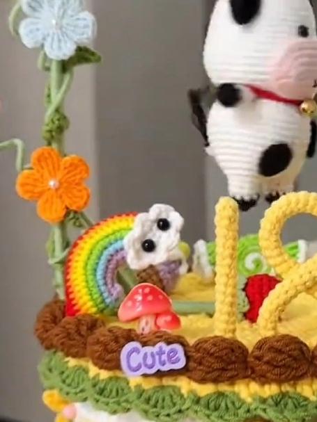 女子钩织向日葵主题悬浮蛋糕，作为生日礼物送给好友
