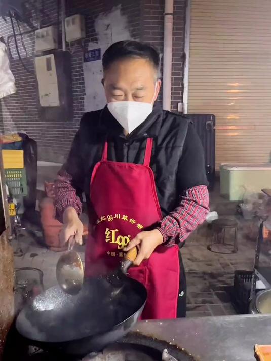 香菇鸡蛋炒饭，西门彬哥的摊位到处都是精华，味道中了很