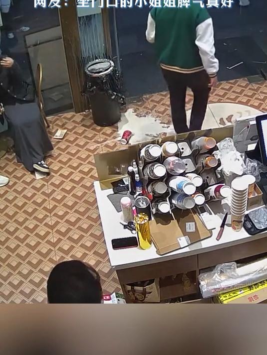 情侣在奶茶店吵架女友生气,直接把奶茶扔垃圾桶里洒了一地