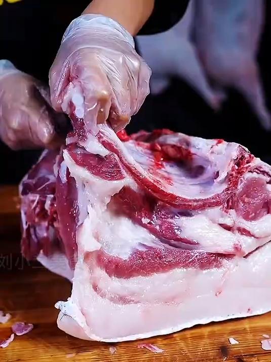 黑猪肉很少见,好吃得很