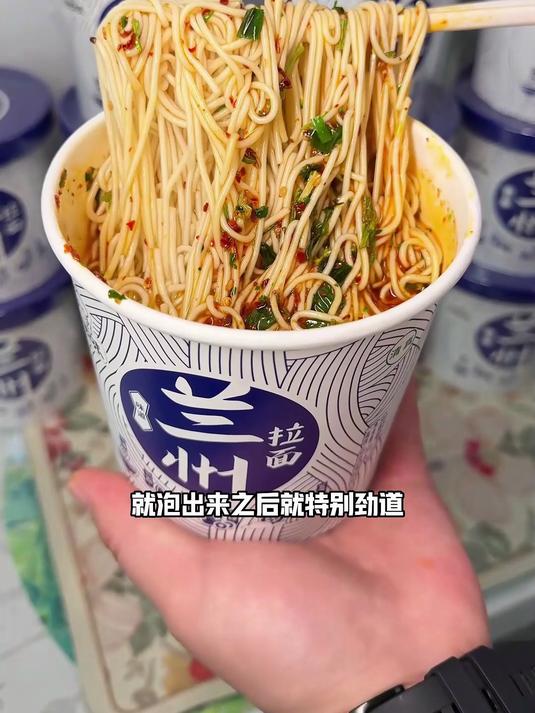 桶装兰州拉面开水泡 5 分钟！牛骨汤底鲜到舔勺
