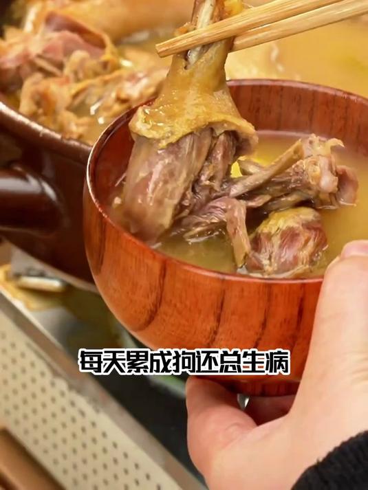 农家风味!柴火熬虫草花老鸭汤,传统养生更接地气