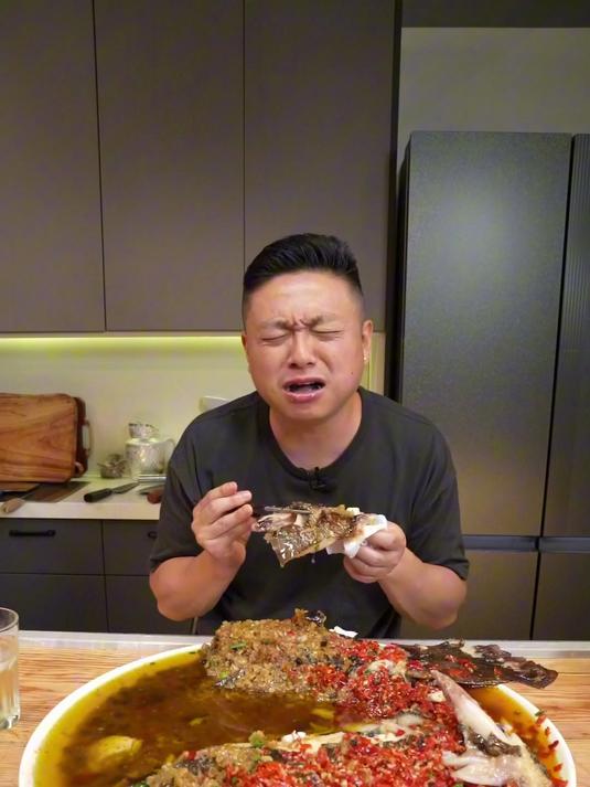 250斤超大比目鱼，像门板一样。挑战全网最大剁椒鱼头