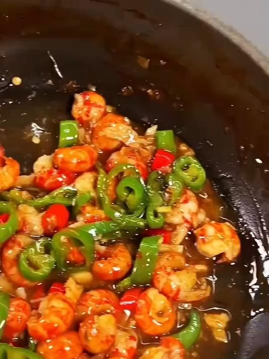 家庭下酒必备菜!活虾现剥虾尾Q弹爆黄,爆炒焖锅5分钟,麻辣鲜香