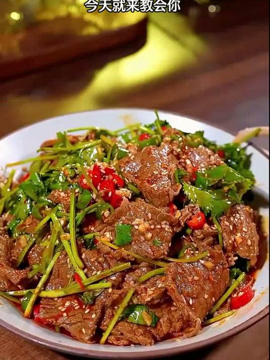 年夜饭上很受欢迎的凉拌牛肉怎么做好吃？今天就来教会你，做法简单，清爽不油腻凉拌牛肉