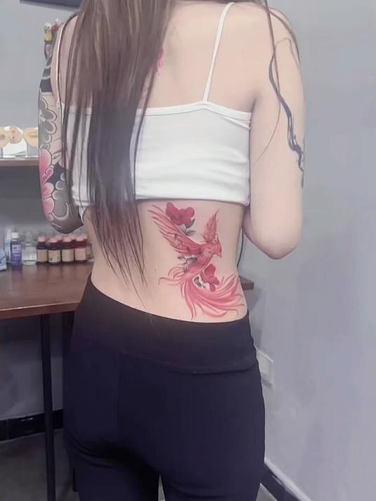 小姐姐腰部纹身,非常的个性,真的是心动了