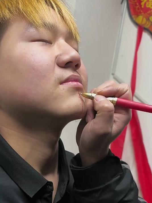 小伙是个狠人,竟然纹身虾线,父母都管不了
