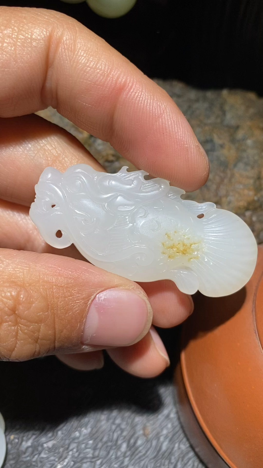 欣赏一下:白度很好的洒金皮和田白玉龙鱼作品