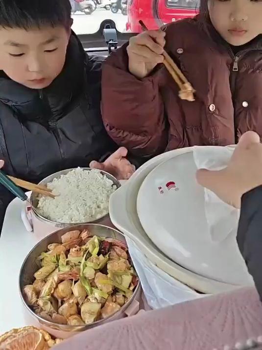 网友中午给孩子送饭，满满的一大锅的红烧肉，姐姐不经意的动作夹菜，把懂事刻在了细节里！