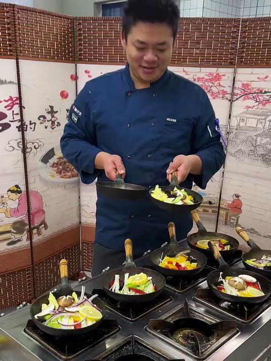 小份炒鸡米饭,山东炒鸡的升级版,鸡肉软嫩入味,搭配米饭太好吃