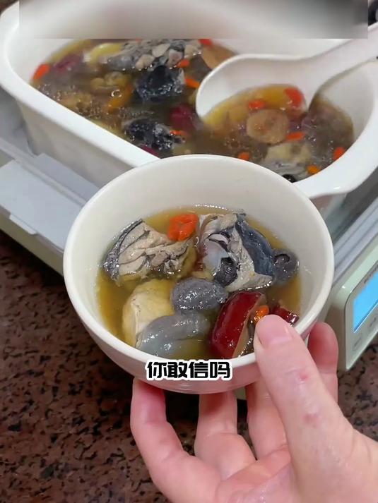 香港人夏季养生,阿胶炖乌鸡汤清热解暑还养颜