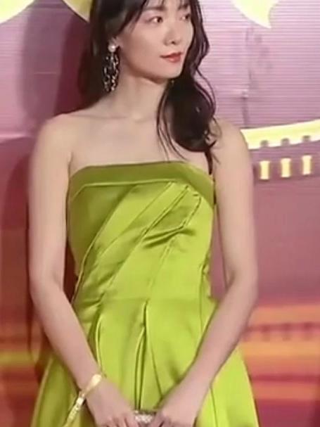 同是穿抹胸裙出镜,看汤唯再看齐溪,谁女人味更浓一目了然!