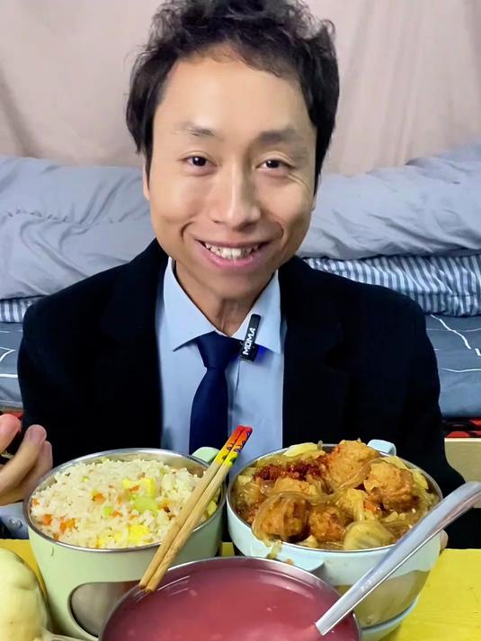 记录食堂员工餐225天，今天大雪天的炒米和大烩菜更配