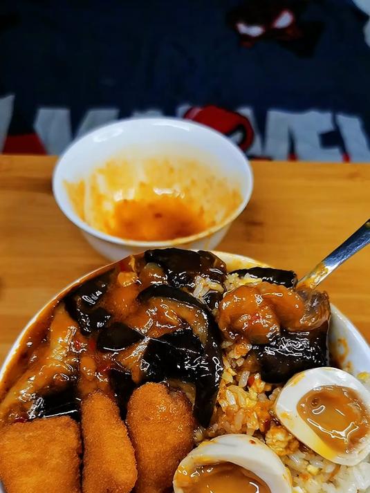 满满酱汁的东北盒饭 盒饭 盖浇饭 鱼香茄子