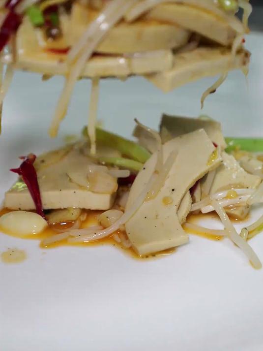 素鸡小炒 一道家常小炒菜 配点芹菜绿豆芽一炒 吃起来才不孬来 