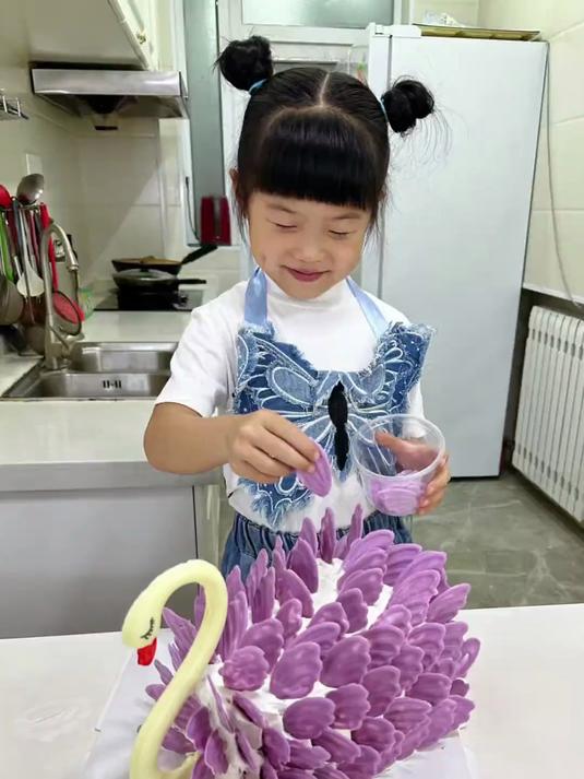 妈妈过生日，给妈妈做了紫色的天鹅蛋糕，妈妈可开心啦