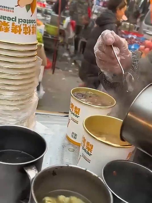 东北街边烤梨,超弄烟火气的街边小吃