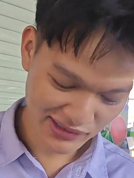 好兄弟过生日，男子送来小蛋糕，结果兄弟脚下一滑蛋糕掉地