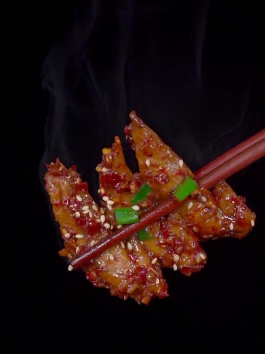 追剧小零食,麻辣鸡翅尖的做法,媳妇爱吃,快点去做吧#百家年夜饭#