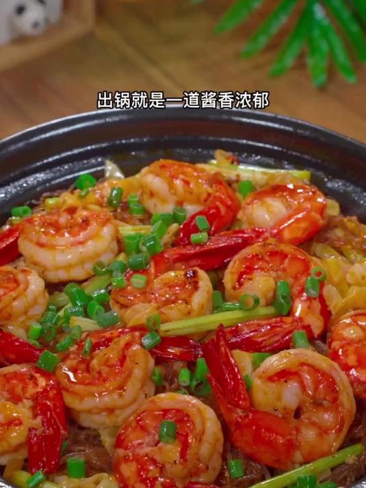 把粉丝用水泡一泡,出锅就是一道干锅粉丝虾煲