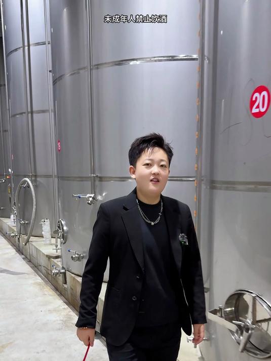 源头直供是有这个实力装满这些酒罐的，新疆葡萄酒一瓶也是批发价