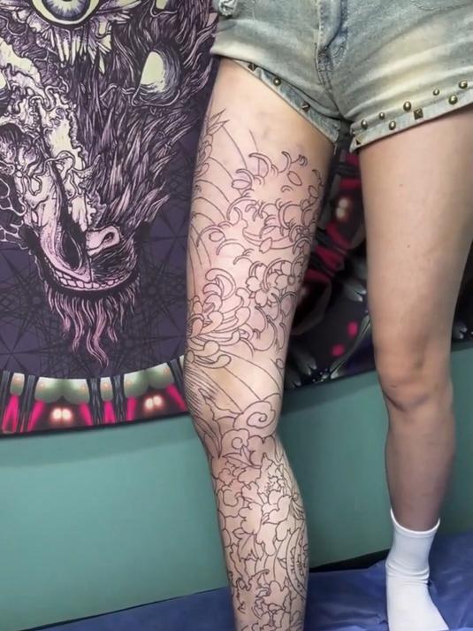 女生花腿大鲤鱼