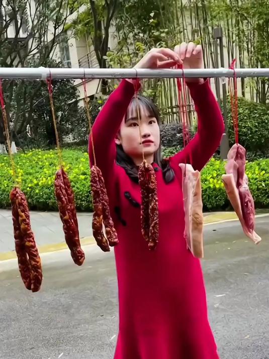晾腊肉腊鱼别再用绳子绑了,现在都用这个不锈钢挂钩!