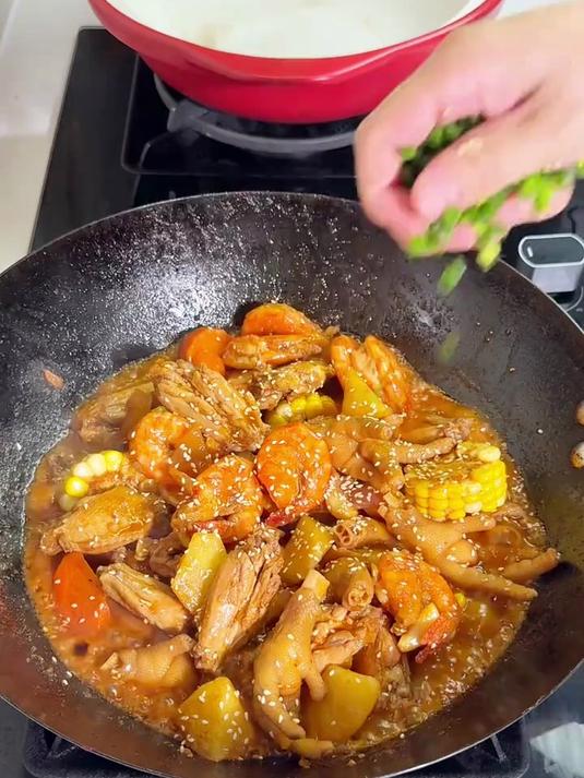 给饭搭子做了一锅鸡爪鸡翅虾煲