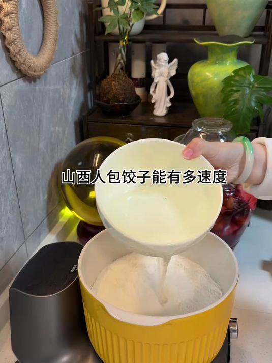 山西人包饺子真的不是一般的速度，哈哈，香菜猪肉饺子绝了#饺子##包饺子##饺子馅##日常做