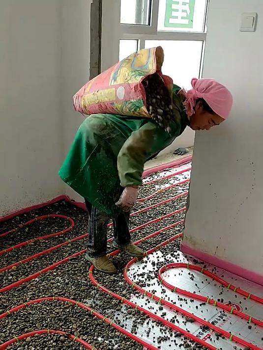 室内装修地暖回填,工人用石头子这样干活,真的能行吗