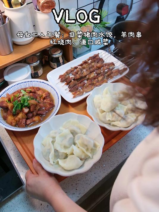 母女二人午餐,立冬了呀,韭菜肉馅包子是不能少的,配红烧肉和羊肉