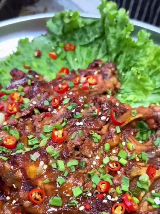 铁板鸡架到底好吃在哪?外焦里嫩香气四溢,撸串必点的硬核美味