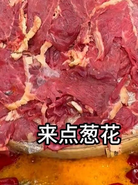 吃现切牛肉火锅,大片吊龙麻辣汤汁里涮好巴适哦!