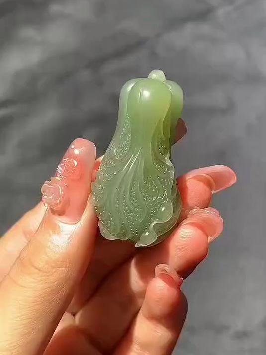 和田玉白菜百财吊坠
