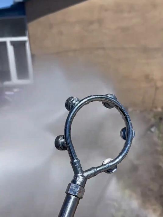 给家里的雾化器安装一个喷头,喷洒范围大,很方便!